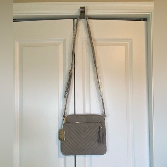 NWT Alyssa vegan crossbody purse with tassel - Picture 3 of 16